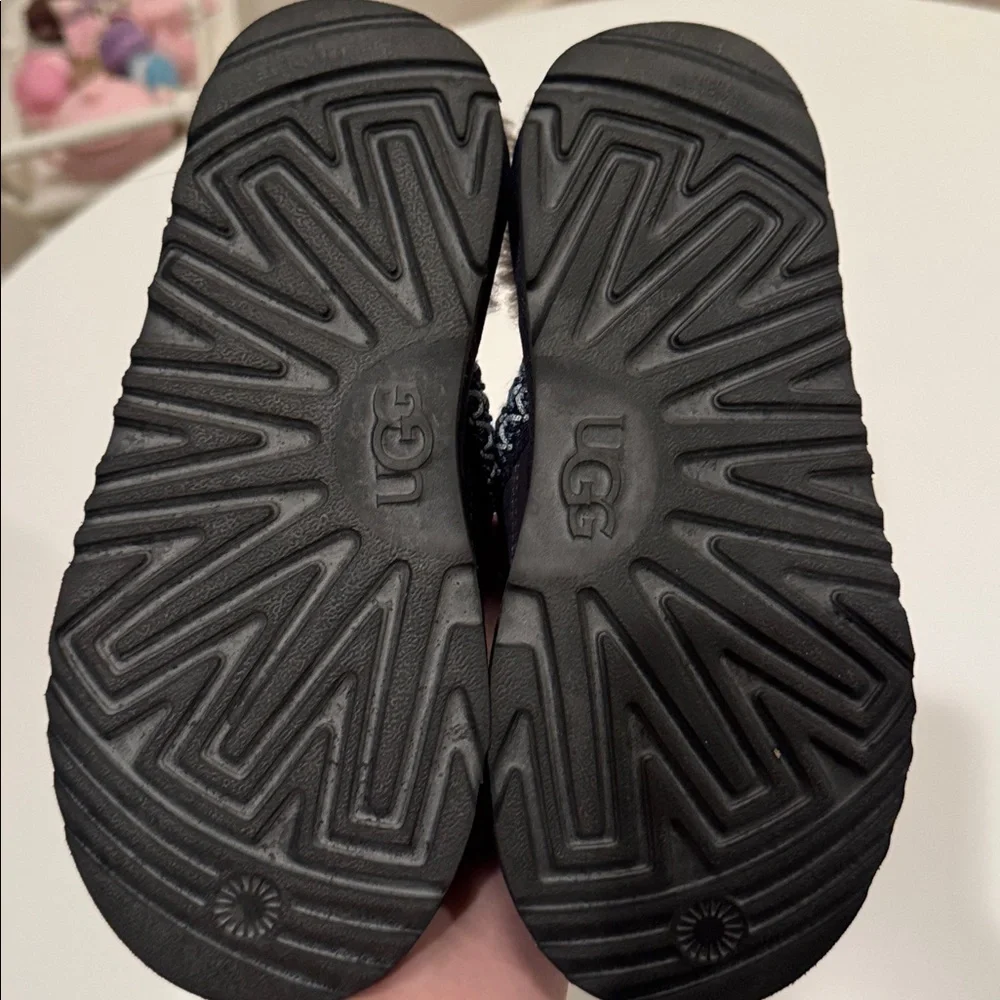 Boys navy UGG slippers, EUC, size 4 - Picture 2 of 2